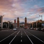 Seu planejamento permitiu que Barcelona se tornasse um exemplo mundial de urbanismo, atraindo milhões de visitantes anualmente, que se encantam com sua beleza e funcionalidade. (Foto: Pexels)