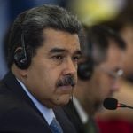 Em uma manobra desesperada para consolidar seu poder, o ditador comunista Nicolás Maduro entregou fuzis de fabricação russa para civis leais ao regime, durante um evento sombrio em Caracas (Foto: Agência Brasil)