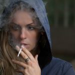 Um estudo recente, publicado pela University College London, revela que cada cigarro fumado reduz, em média, 20 minutos da vida do fumante (Foto: Unsplash)