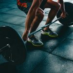 Isso mesmo! De acordo com o estudo publicado no conceituado periódico Sports Medicine and Health Science, a simples ação de ir ao banheiro antes do treino pode transformar sua performance (Foto: Unsplash)