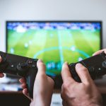 Estudo aponta que o uso excessivo de videogames e telas está ligado ao aumento da ansiedade e depressão (Foto: Unsplash)