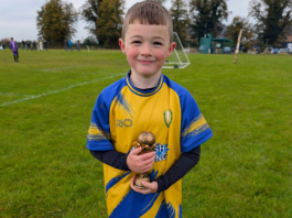 Louie Clark, de 7 anos, sentiu tontura e começou a vomitar durante o treino de futebol. (Foto: Facebook)