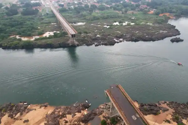 Vídeos inéditos exibem veículos sendo lançados após o desabamento da Ponte JK