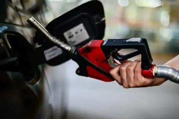 Distribuidoras de combustíveis são alvo de investigação por reajuste abusivo na gasolina