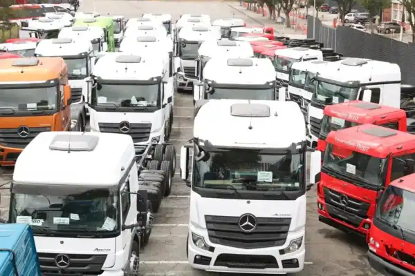 Caminhoneiros cancelam greve após governo assinar medida provisória que beneficia categoria