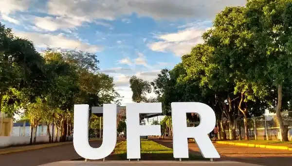 Filho de professor da UFR morre após ficar esquecido em carro por horas