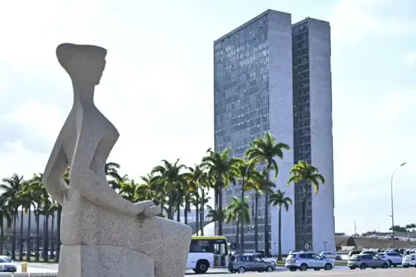 Ministros do STF tiveram ganhos acima do teto salarial e Moraes lidera ranking