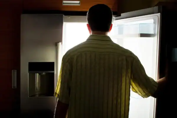 Comer mais à noite pode sinalizar estresse no corpo; entenda