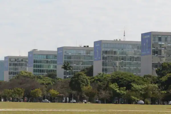 Lula convoca ministros em meio à saída recorde para eleições de 2026