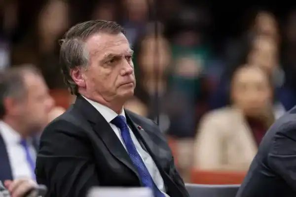 Defesa de Bolsonaro nega violação do regime domiciliar humanitário de Alexandre de Moraes