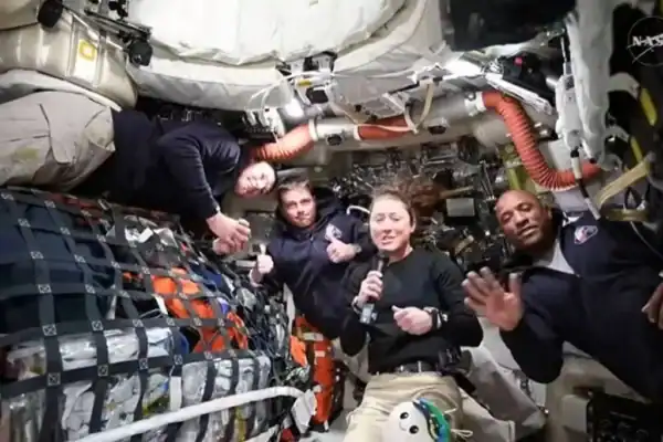 iPhone flutua em nave da NASA e chama a atenção na missão Artemis 2 à Lua