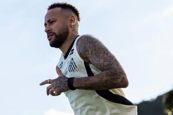 Neymar falta a treino após feijoada com amigos e clube apresenta justificativa surpreendente