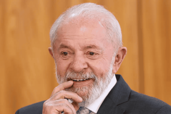 Com medo de Flávio Bolsonaro, Lula ja ensaia desistir da reeleição