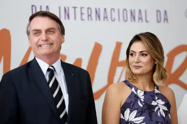 Michelle Bolsonaro atualiza sobre estado de saúde de Jair Bolsonaro após cirurgia