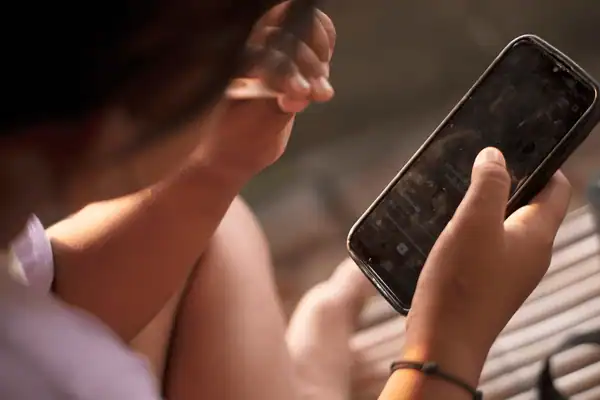 Registro de interações em app de IA faz família descobrir que abuso sexual contra criança