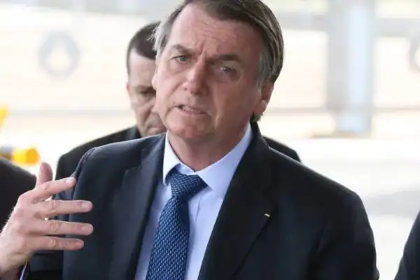 Filme sobre Bolsonaro gera polêmica por cena com enfermeiro gay