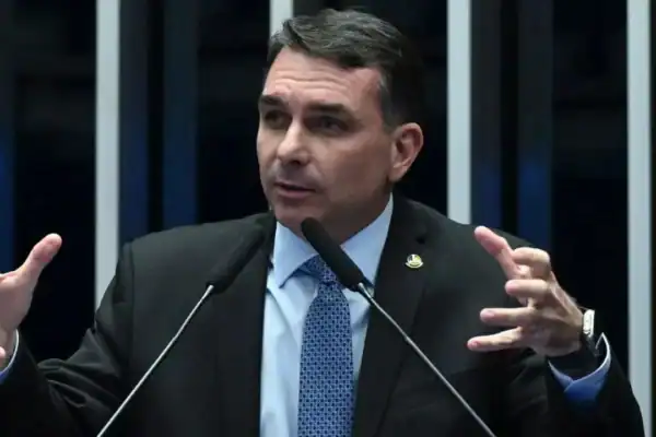 Eleitores de Flávio Bolsonaro mantêm apoio após polêmica com Vorcaro, revela pesquisa