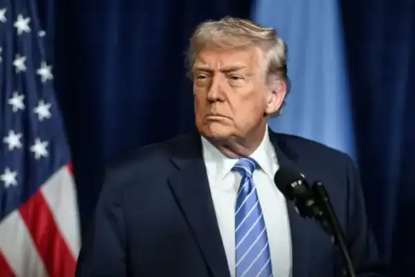 Trump interrompe agenda e EUA elevam alerta diante de possível novo ataque