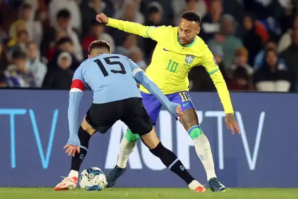Médico da Seleção detalha lesão de grau 2 na panturrilha de Neymar; entenda