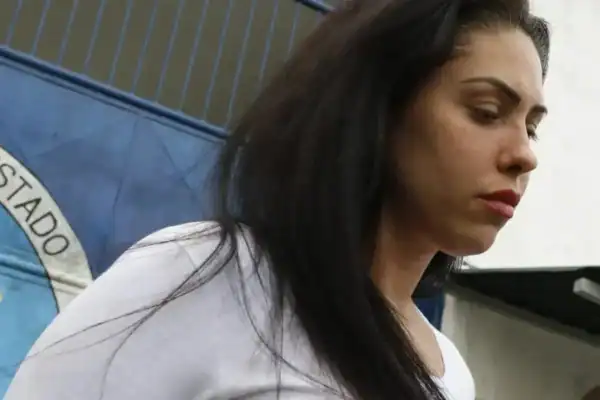 Caso Henry Borel: Monique Medeiros abandona julgamento ao ver imagens da necropsia do filho