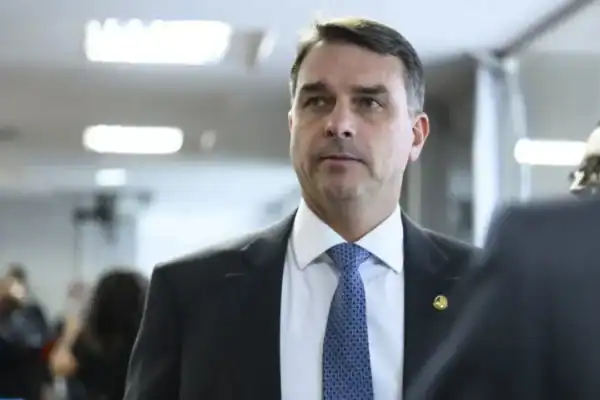 Flávio Bolsonaro pede suspensão de tarifas dos EUA e celebra expectativa de vitória eleitoral