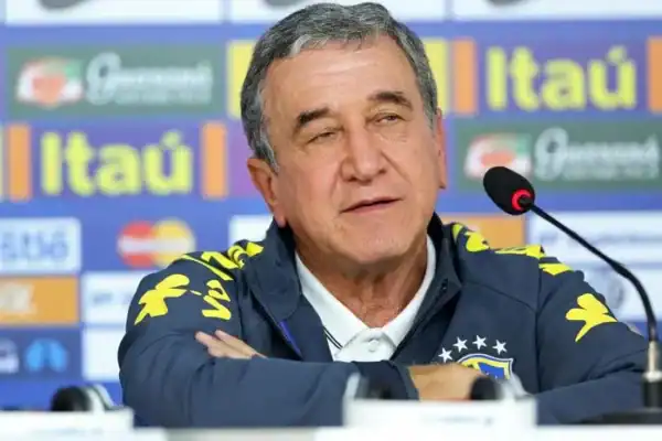 Parreira segue na UTI e respira com apoio de aparelhos